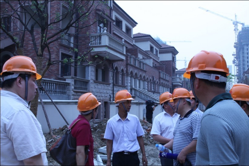 1總經理唐正良為設計院、施工單位、房地產企業來賓介紹康綠爾保溫板在景天花園別墅項目中的應用示范案例
